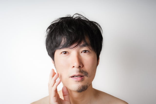 髭を気にする男性