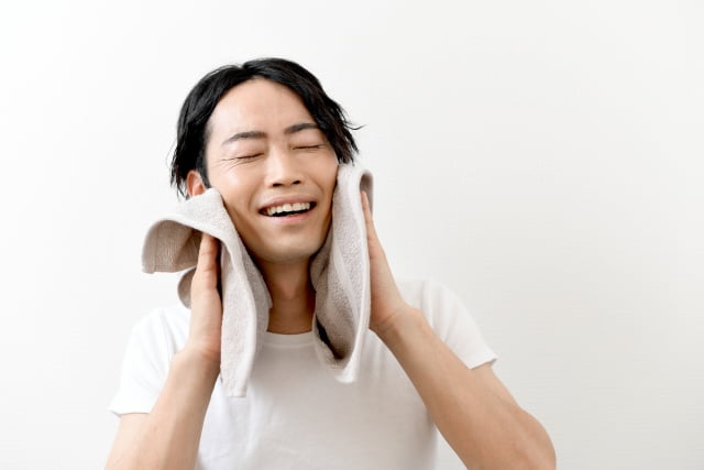 タオルで顔を男性