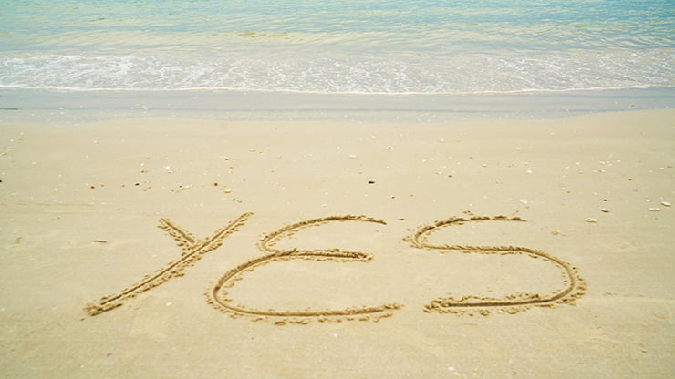 砂浜に描かれたYES