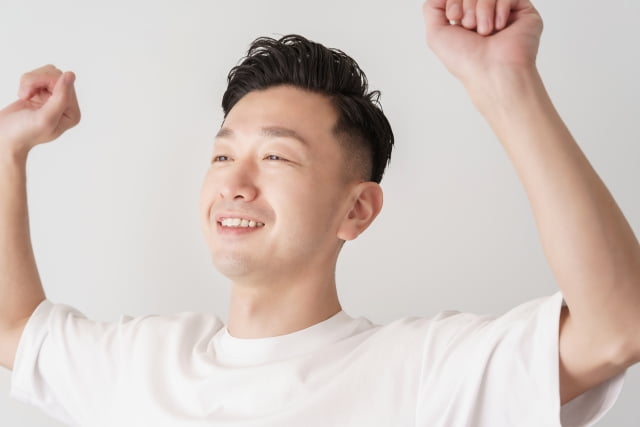 万歳をする男性